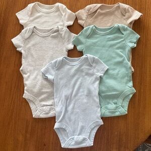 Bundle of 5 Carters Ribbed Onesies, size 0-3 months